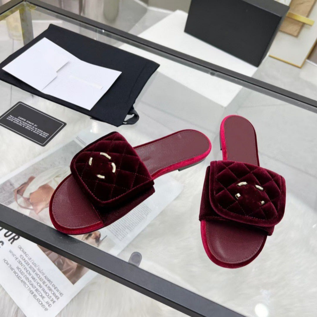 25. Nuevas zapatillas planas de hebilla metálica de la mochila escolar Xiaoxiang Feng Lingge para que las mujeres lleven sandalias de playa informales en verano