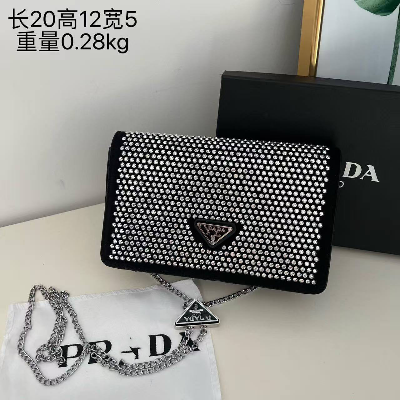 El nuevo bolso mini de pedrería de mano portátil de moda 2025, bolso de cadena de moda, bolso bandolera y bolso pequeño cuadrado de un solo hombro de la marca P