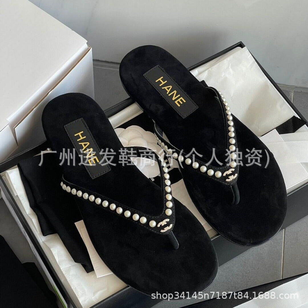 En stock, nuevas chanclas planas de terciopelo de pedrería de Chanchan Grandma 2026, sandalias versátiles de perla de moda