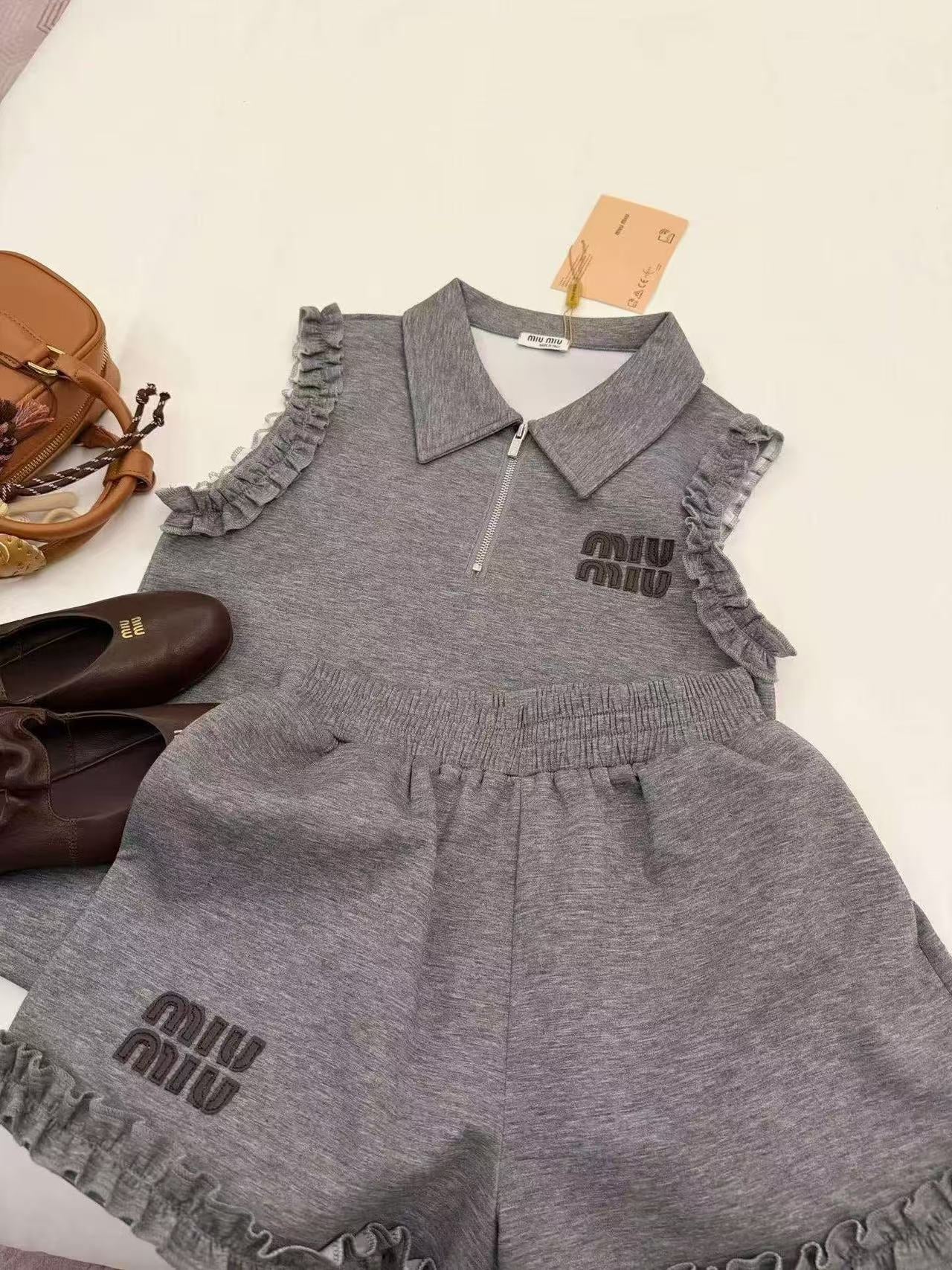 Edición correcta ~ Miu Series Borde de Madera con Borde de Orejas 2026 Blusa de Verano con Letras Bordadas + Pantalones cortos Conjunto juvenil de dos piezas