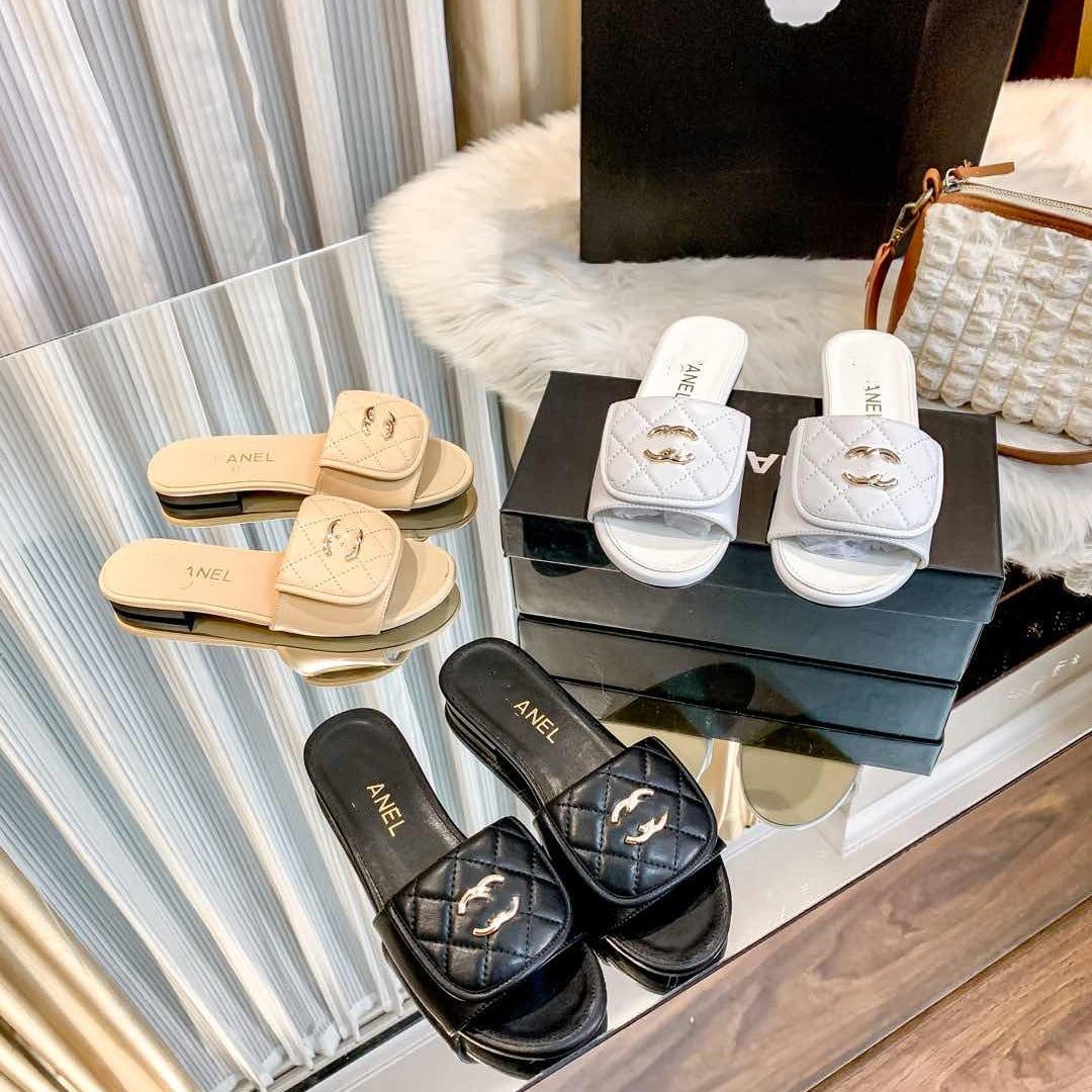 25. Nuevas zapatillas planas de hebilla metálica de la mochila escolar Xiaoxiang Feng Lingge para que las mujeres lleven sandalias de playa informales en verano