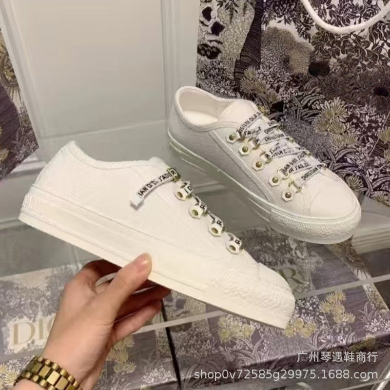 Comercio exterior 2026 Nuevos zapatos de mujer bordados de lona Suela gruesa Zapatos blancos versátiles que realzan Zapatos deportivos casuales de punta redonda