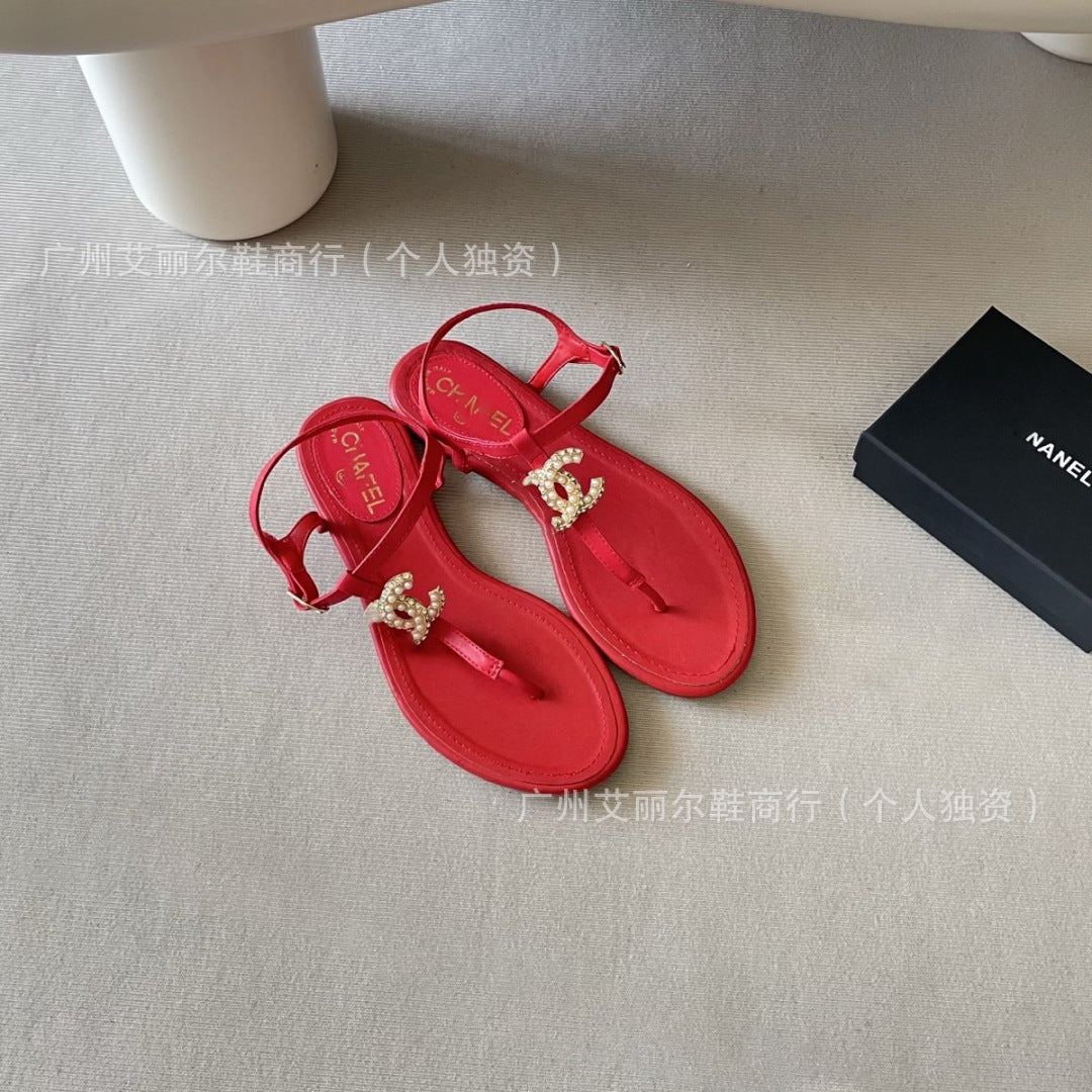 Sandalias perladas doble C plana de puntera clip-toc para mujer, sandalias versátiles de playa casual 24h para ropa exterior de verano
