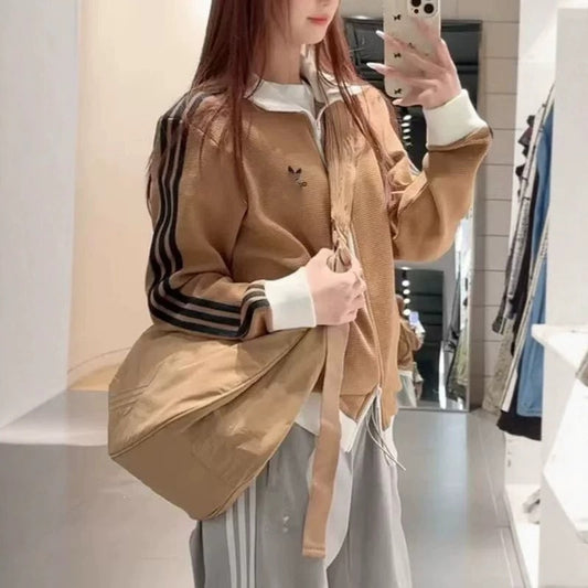Cardigan brodé pour femme A | Col montant et trois rayures
