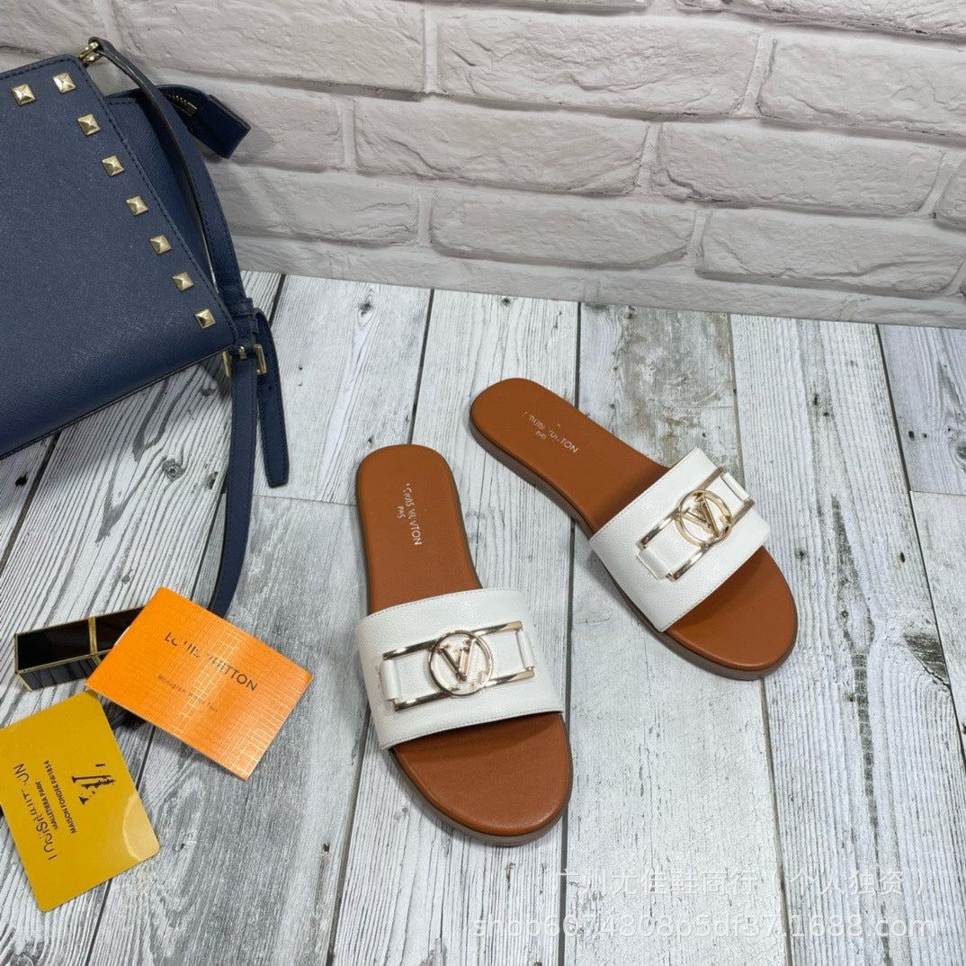 Foreign Trade L Family 2025 Nuevas chanclas europeas y americanas para mujer, hebillas metálicas, zapatillas planas para la playa al aire libre en casa