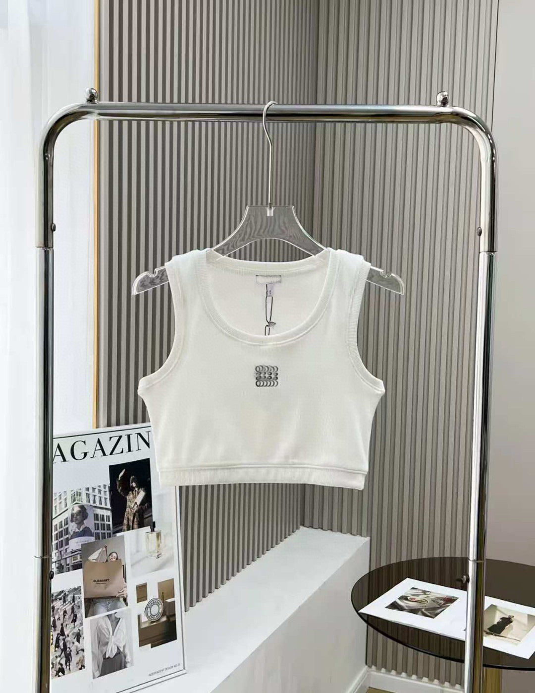 T-shirt court pour femme LO | Côtelé avec broderie