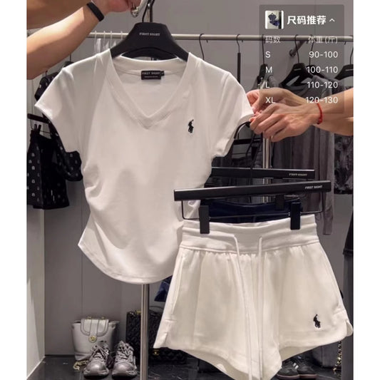 Nuevo conjunto de chicas atractivas de verano coreano 2025 de alto cuello en V con escote en V y ajustado a la cintura, camiseta corta para ajustarse y pantalones cortos de dos piezas para mujer