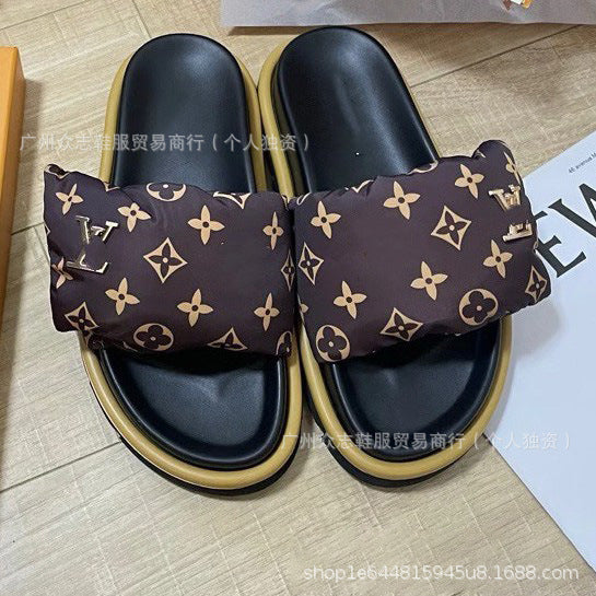 Comercio exterior Satén de Burro 2025 Verano Velcro Zapatillas de mujer Pastel mate para parejas Antideslizante Lote plano y de suela gruesa resistente al desgaste
