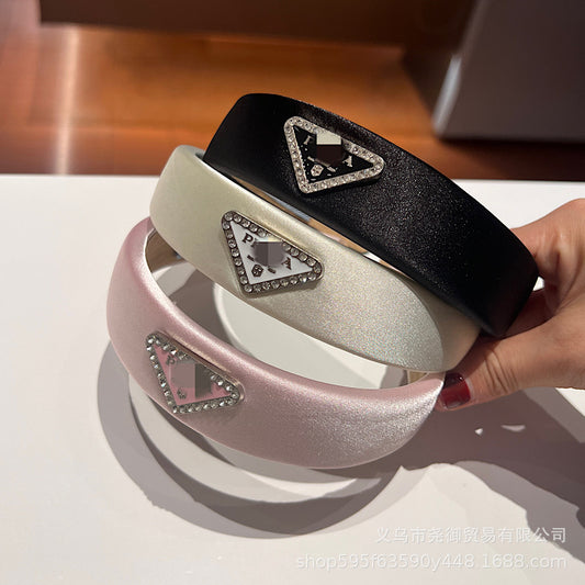Color de diadema con letra P, cinta triangular Ding con etiqueta de strastras, estilo universitario, accesorio de pelo de moda para mujeres, envuelto en el mismo estilo que Instagram