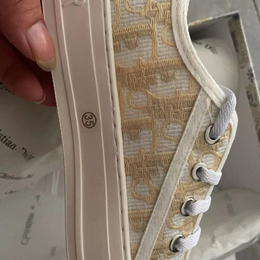 Comercio exterior 2026 Nuevos zapatos de mujer bordados de lona Suela gruesa Zapatos blancos versátiles que realzan Zapatos deportivos casuales de punta redonda
