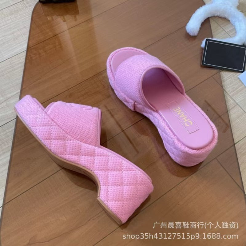Sandalias de mujer de moda estilo Chanel, nueva plataforma de plataforma de punto de cuña de una línea para el Tercer Joven Maestro de verano 2026
