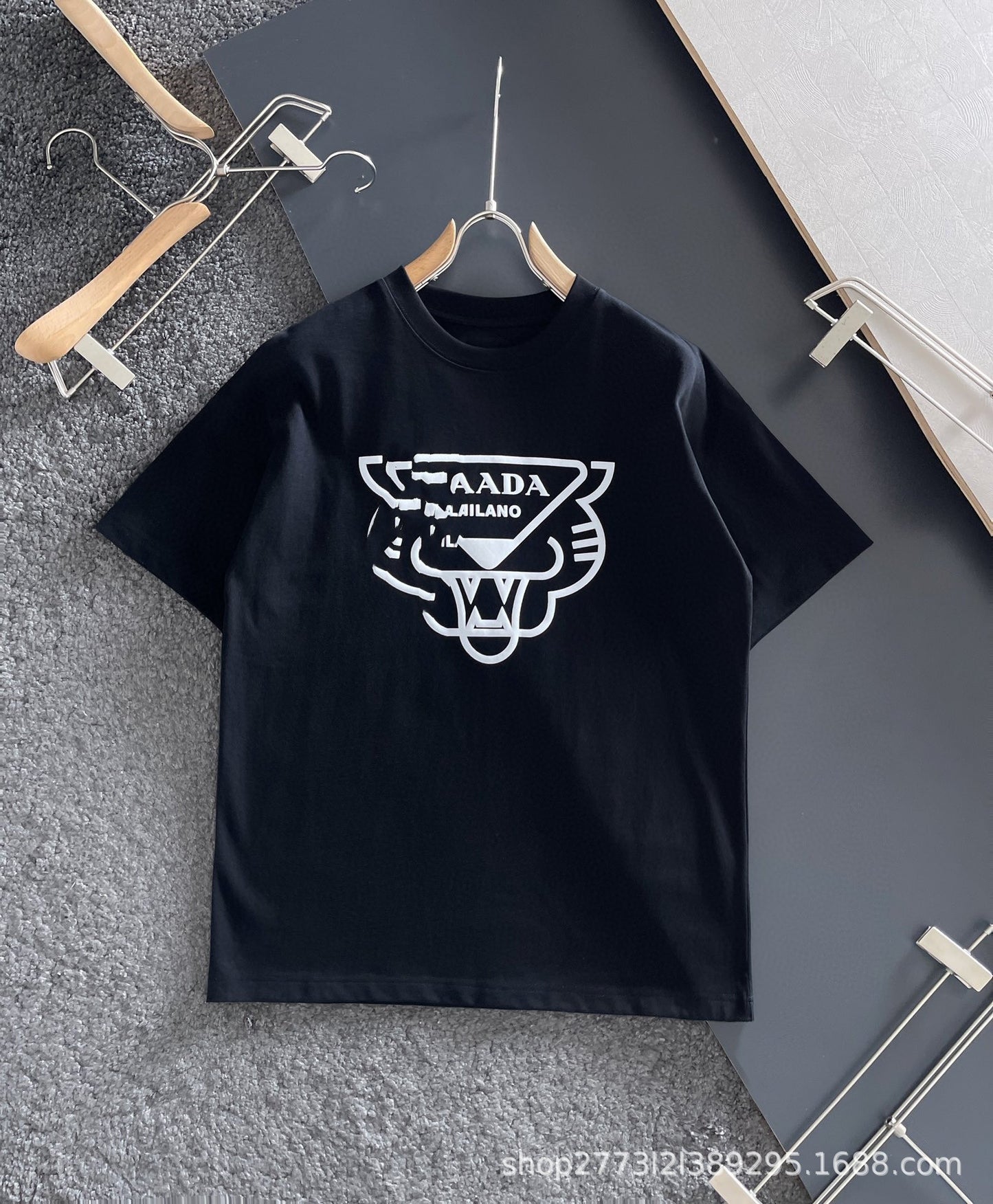Camiseta informal informal de cuello redondo y suelta de cuello redondo con estampado de letras a la moda, camiseta versátil a juego para pareja