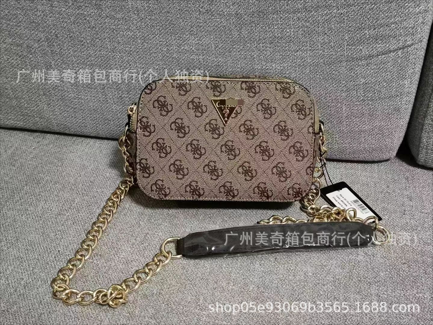 Bolso Bandolera Triángulo Logo Cadena Mujer | Premium