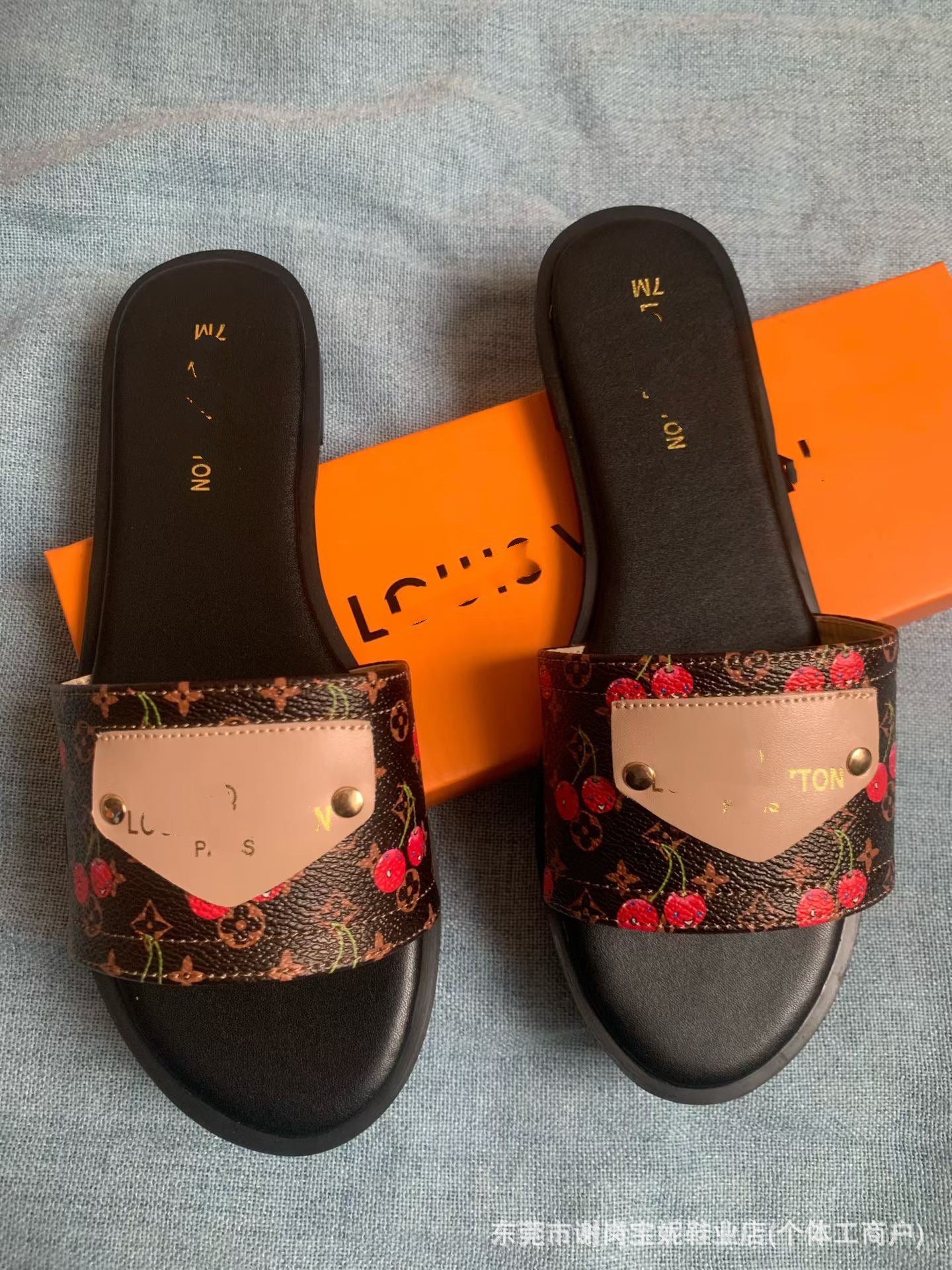 Sandalias nuevas de herraje de la familia V, zapatillas de moda afroeuropeas y americanas de verano para ropa exterior femenina