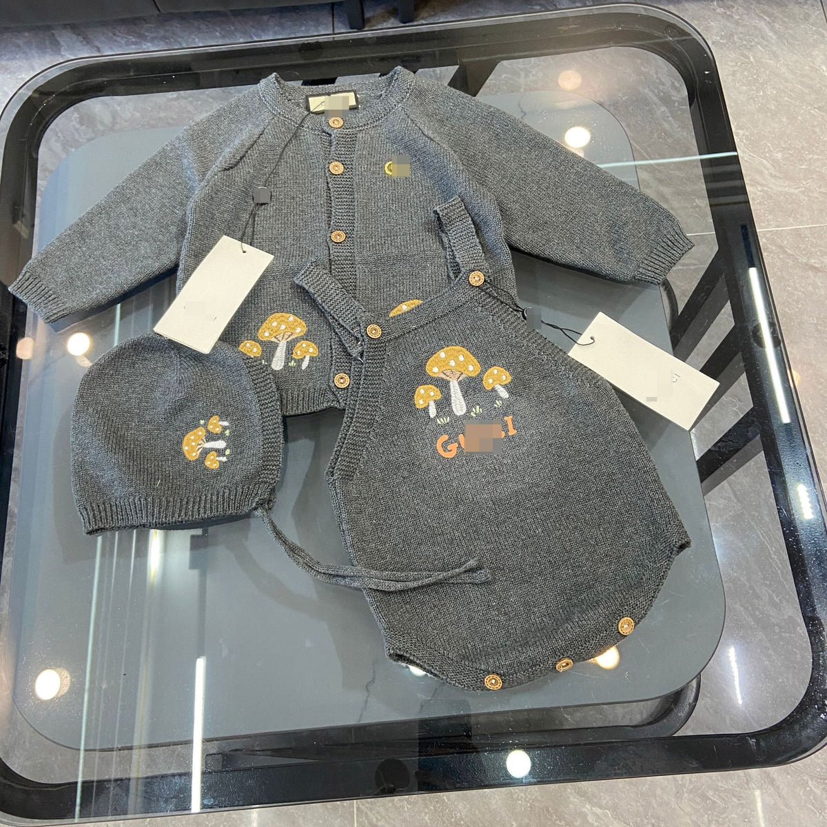 Unisex-Strickset für Babys | Latzhose und Mütze