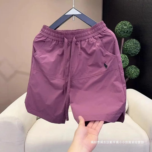 Verano nuevos: chicos ligeros, de lujo, modernos, casuales perforados, pantalones cortos bordados sencillos, diseño de colores sólidos, pantalones versátiles de cinco puntos