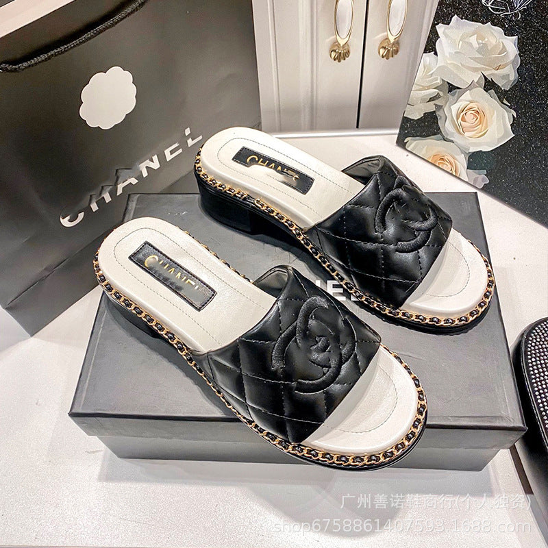 Chanclas de cadena de celosía de diamantes Xiaoxiangfeng, verano 2025 de nuevo estilo, con tacones gruesos y sandalias versátiles para dropship