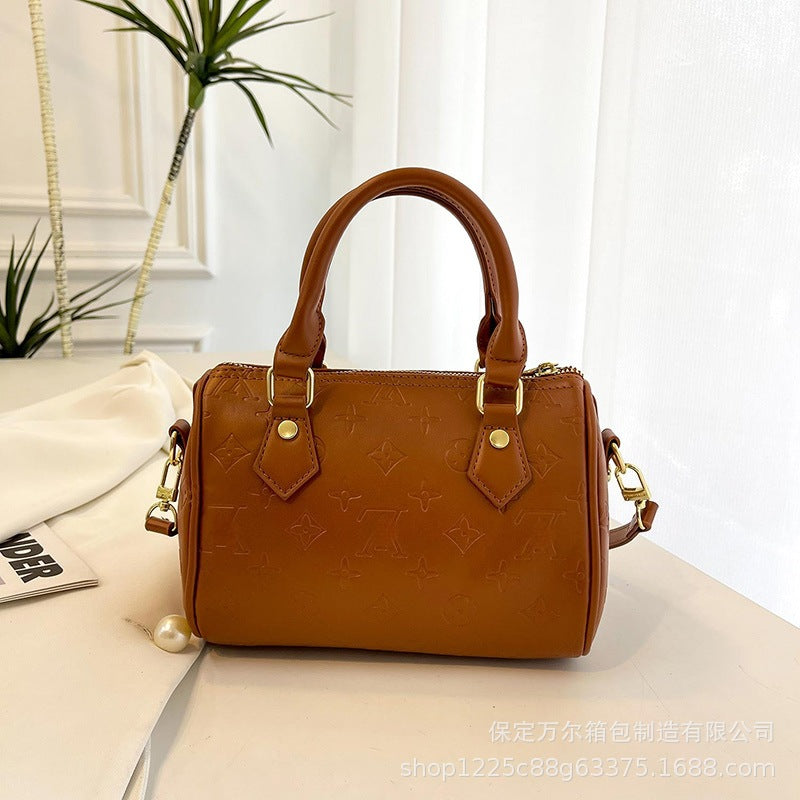 Bolso de almohada Boston con monograma en relieve con patrón de lichi para desplazamientos, bolso de mano portátil de gran capacidad, de un solo hombro y bandolera para mujer de un solo hombro