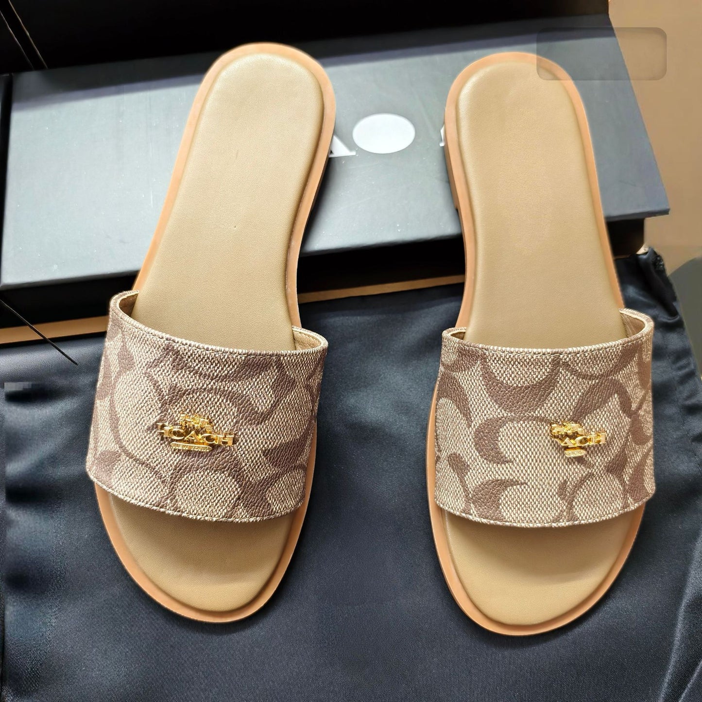 Prendas exteriores estilo francés estilo Style C con hebillas metálicas para mujer, zapatillas refrescantes versátiles y de moda 2025