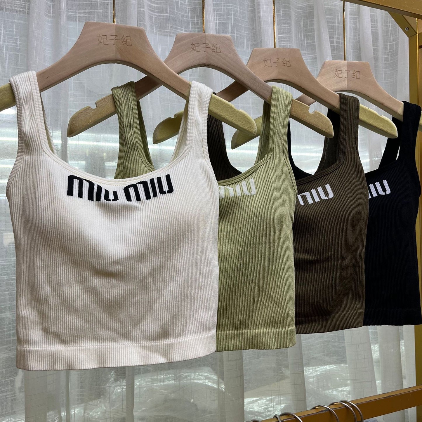 Hombros anchos, cuello cuadrado, copa integrada, sujetador en la espalda precioso, camisola de camisola integrada, letras de punto para mujer con hielo, sujetador con almohadilla de sujetador