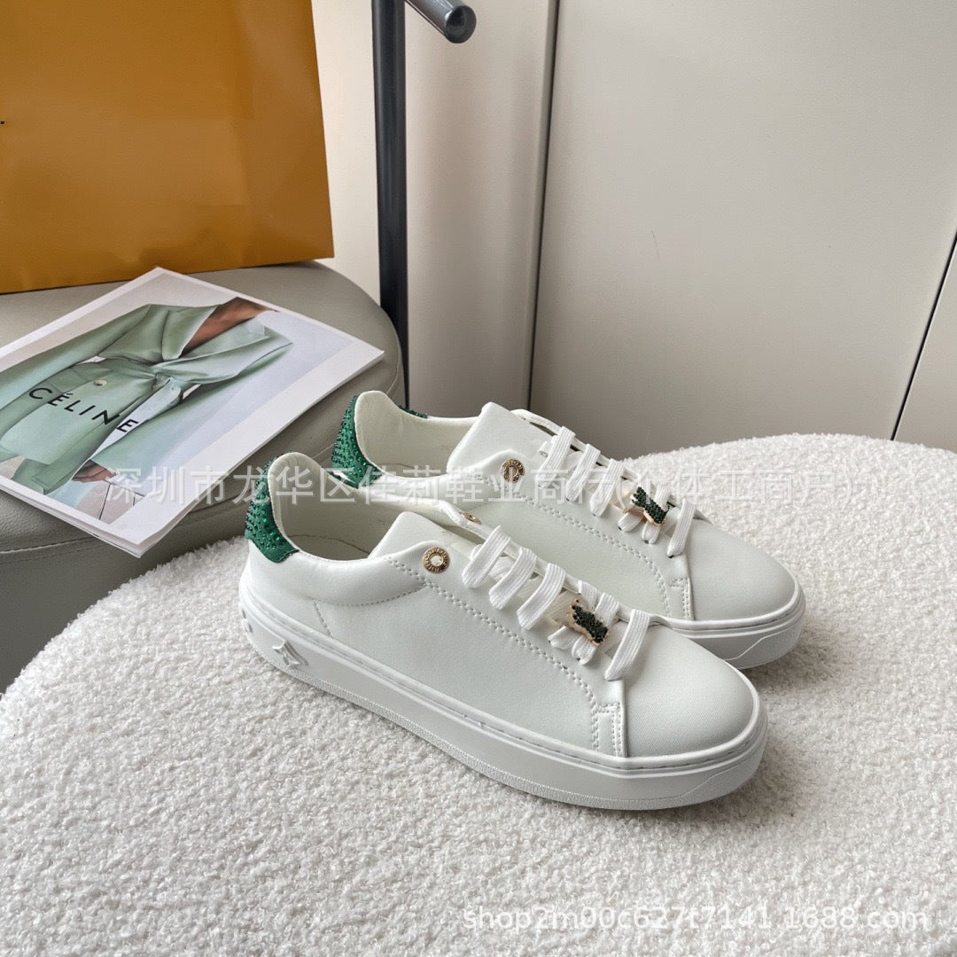 Nuevos zapatos blancos deportivos casuales versátiles 2025 Zapatos de tabla de pareja, charms estampados, suela de plataforma tridimensional en relieve colorido y femenino