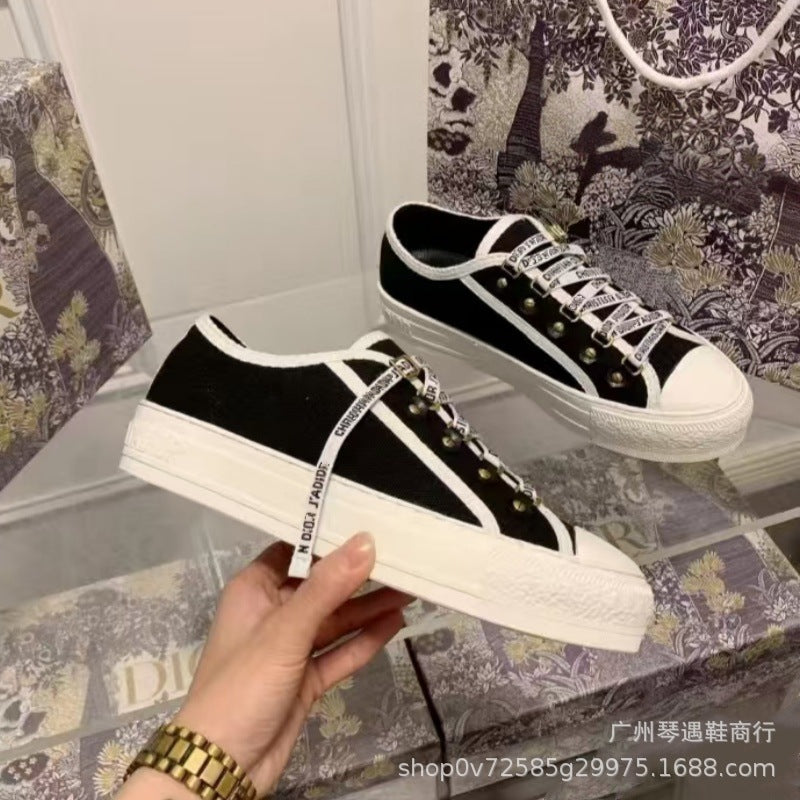 Comercio exterior 2026 Nuevos zapatos de mujer bordados de lona Suela gruesa Zapatos blancos versátiles que realzan Zapatos deportivos casuales de punta redonda