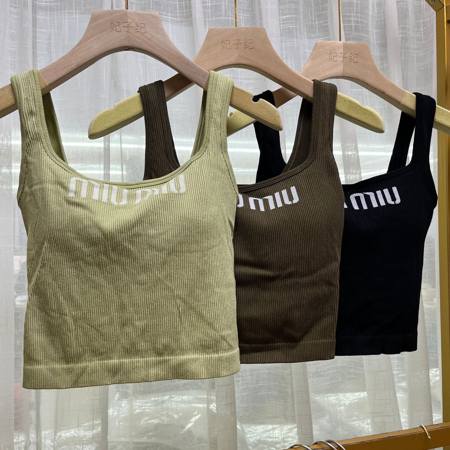 Hombros anchos, cuello cuadrado, copa integrada, sujetador en la espalda precioso, camisola de camisola integrada, letras de punto para mujer con hielo, sujetador con almohadilla de sujetador