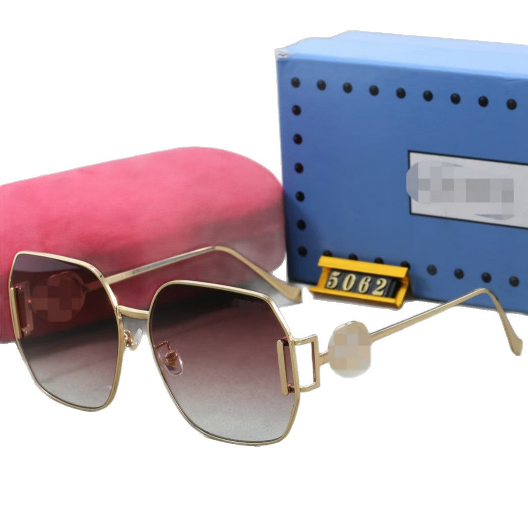 2025 Nueva gafas de sol de lujo ligeras de moda europea y americana para mujer, gafas de sol de estilo callejero de lujo al aire libre al por mayor transfronteriza
