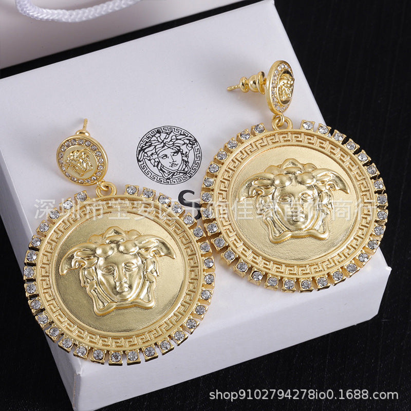 Colección de pendientes Man Family Medusa: pendientes de perla incrustados con diamantes, estilo personalizado extravagante, pendientes ligeros y lujosos