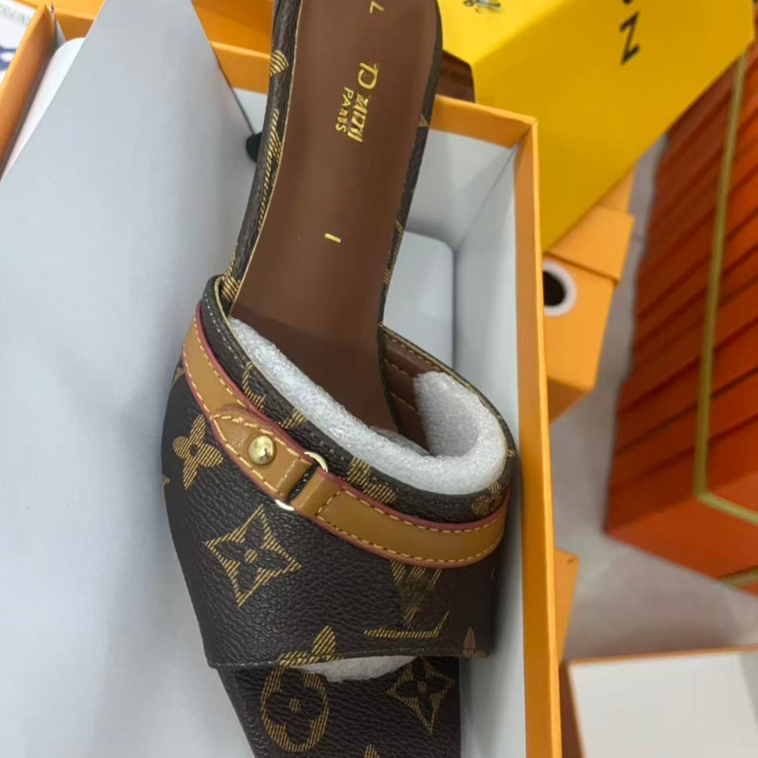 Nuevos vaqueros de primavera y verano europeo y americano 2025 con sandalias de punta abierta, zapatos clásicos de tacón de gato estampados para mujer