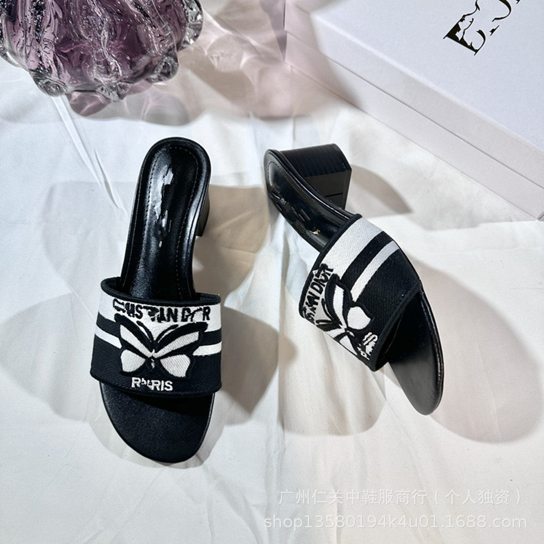 Nuevas chanclas de tacón grueso para el verano 2025, zapatos de playa casuales de exterior con mariposa bordados y versátiles