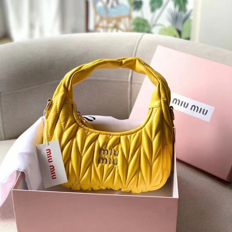 Miu Miu 2026 Nuevo bolso plisado de piel de cordero Mini bolso en forma de media luna en forma de axila Bandolera cruzada de un solo hombro para mujer