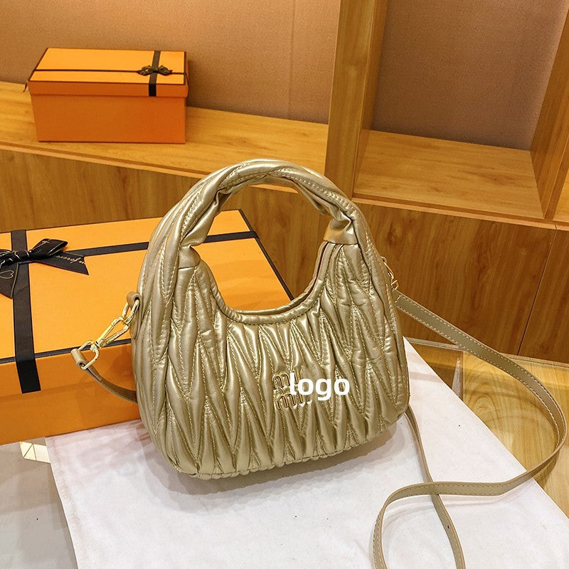 El nuevo bolso de nube plisado de MIU, bolso de mano, bolso de axila, moderno y versátil, bolso de hombro de cuero suave femenino