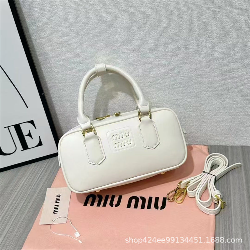 MIU Bowling Otoño/Invierno 2024 Nuevo Nicho Bolso de Gran Capacidad para Mujer Bolso Almohada Bolso Bandolera de un solo hombro Boston Mujer