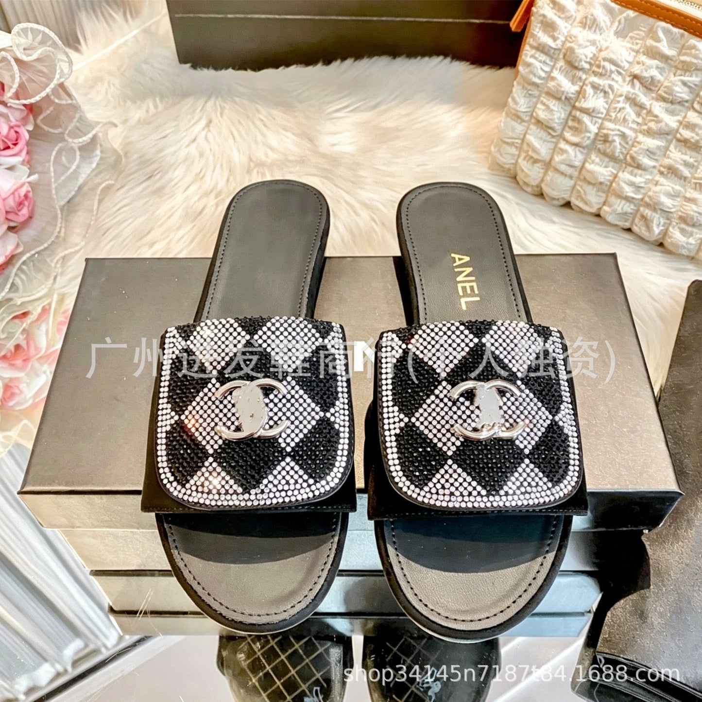 En stock, 26 nuevas zapatillas planas de Chanel estilo Chanel con botones de metal a cuadros y diamantes para mujer, sandalias casuales de verano de una sola línea