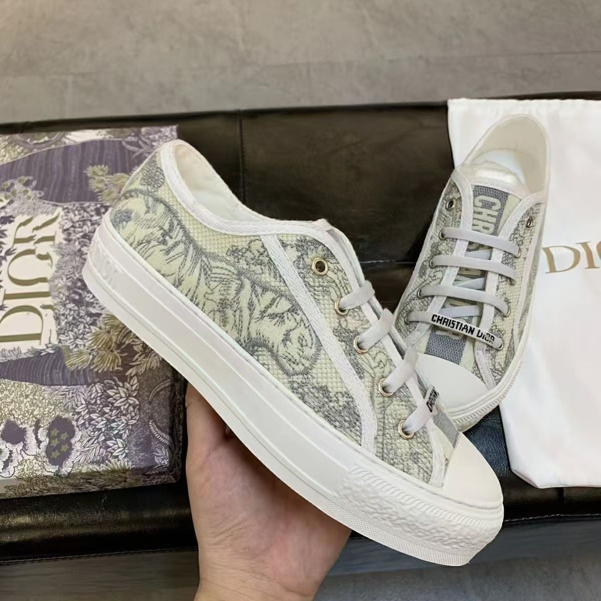 Comercio exterior 2026 Nuevos zapatos de mujer bordados de lona Suela gruesa Zapatos blancos versátiles que realzan Zapatos deportivos casuales de punta redonda