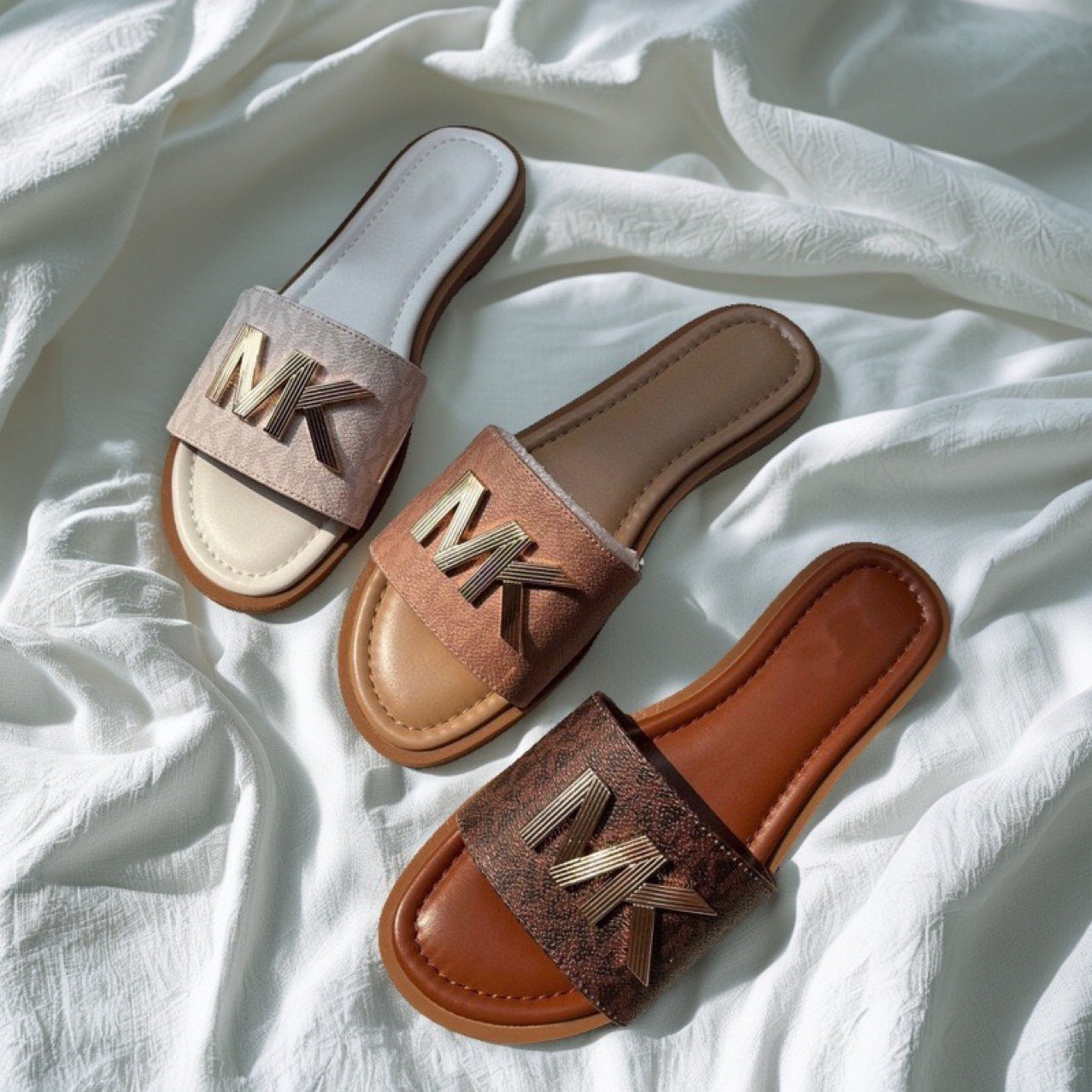 Comercio Exterior 2025 Nuevas sandalias vintage con letras de nicho para mujer, ropa exterior de verano, zapatillas planas de playa con fondo plano y playa