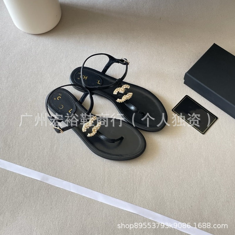 Chanel 2026 Sandalias planas versátiles para mujer, verano nuevo de verano con un solo tirante sencillo estilo hada elegante con clip elegante para dedos al por mayor
