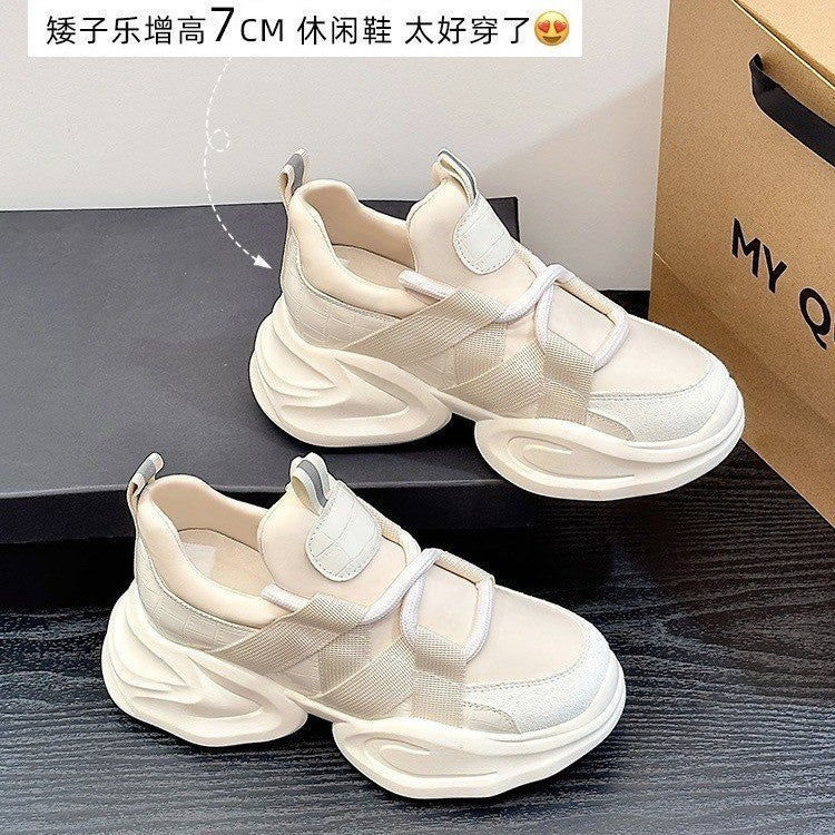 Zapatos de daddy de altura interior para mujer 2023 nuevos zapatos blancos de suela gruesa, suelas suaves, zapatillas pequeñas ligeras y informales, zapatos simples