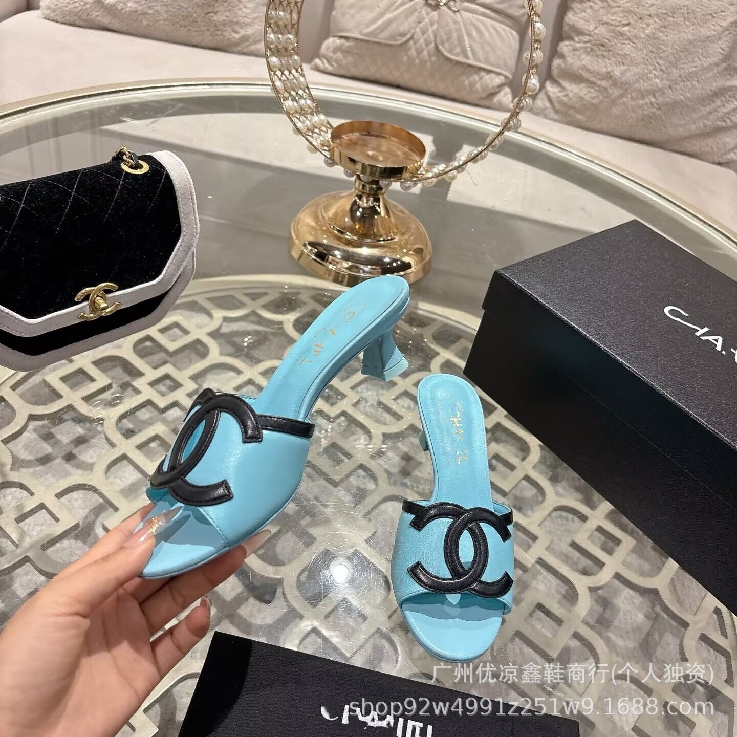 Sandalias de tacón medio estilo Chanel estilo verano 2026 a juego para comercio extranjero, sandalias de cuero hueco, versátiles con bloques de color para abrigo