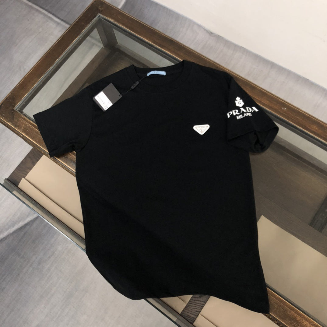 Versión de lujo de alta gama pra Pujia triángulo metálico LOGO, camiseta unisex de verano suelta y versátil con estampado y manga corta