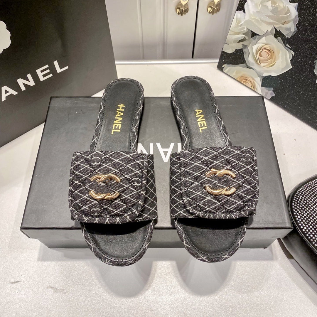25. Nuevas zapatillas planas de hebilla metálica de la mochila escolar Xiaoxiang Feng Lingge para que las mujeres lleven sandalias de playa informales en verano