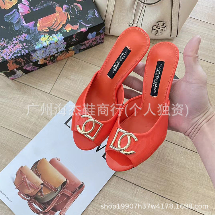 Zapatillas europeas y americanas DG con boca de pez para mujer, prendas metálicas de charol con botones, tacones altos de punta redonda de moda y sandalias rectas de verano