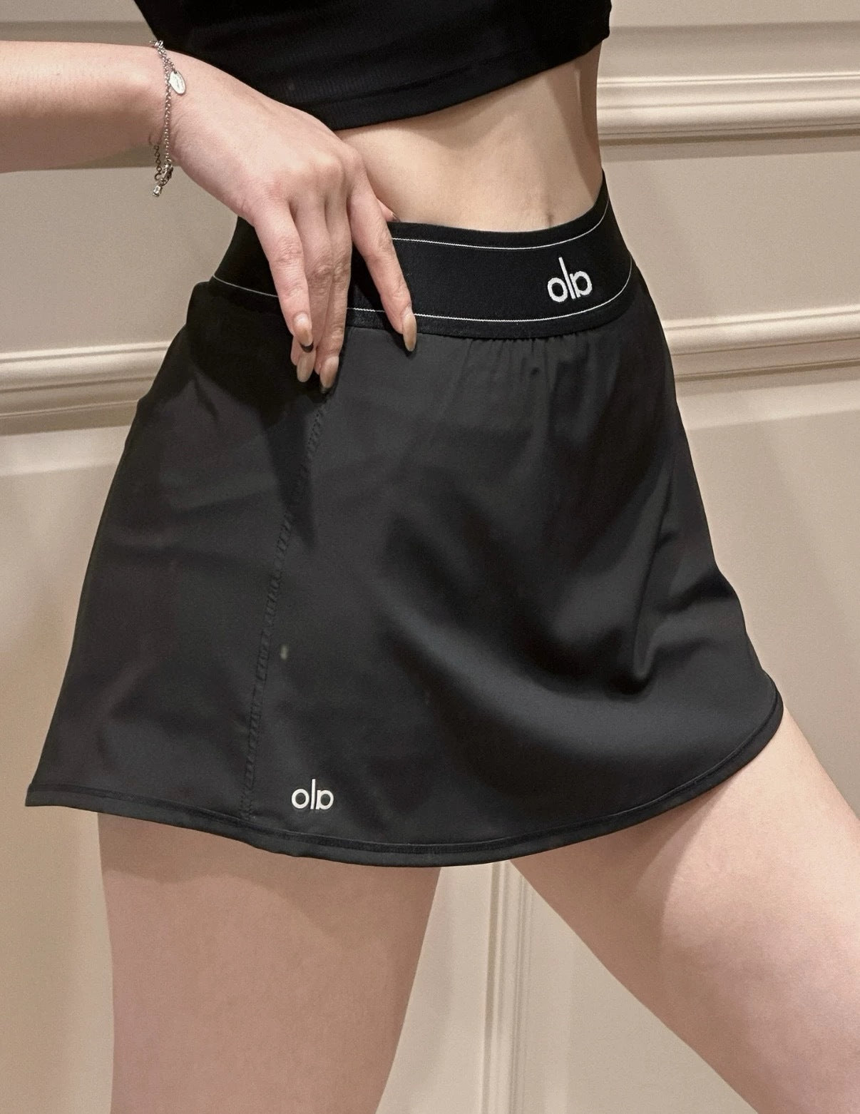En stock falda de tenis de secado rápido para deportes de alo yoga, falda corta transpirable transpirable de 26 veranos para mujeres
