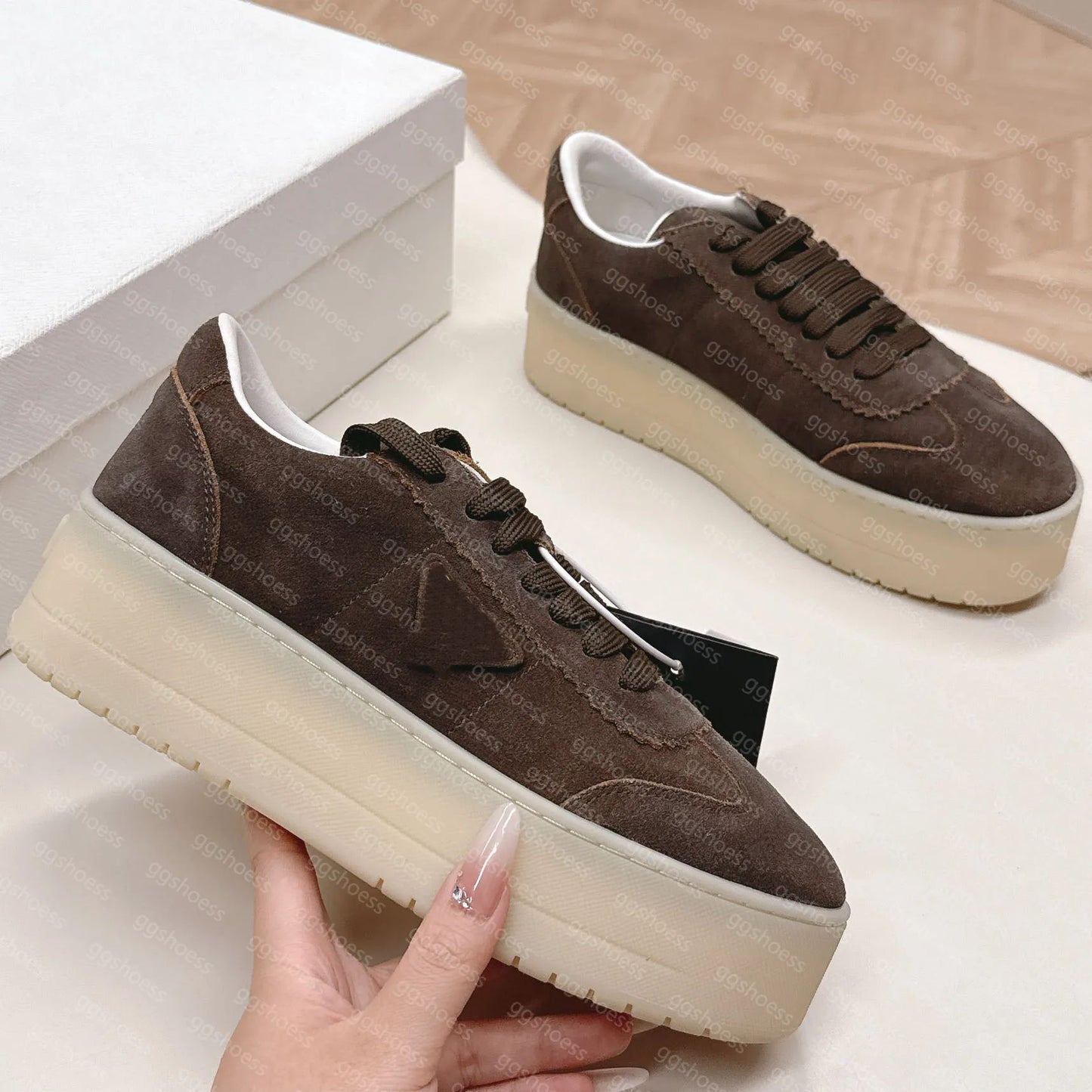 Spot primavera y otoño, nueva moda, zapatos polivalentes de suela gruesa y sucios, mujeres viejas con cordones grasos, ding estrella zapatos de pan