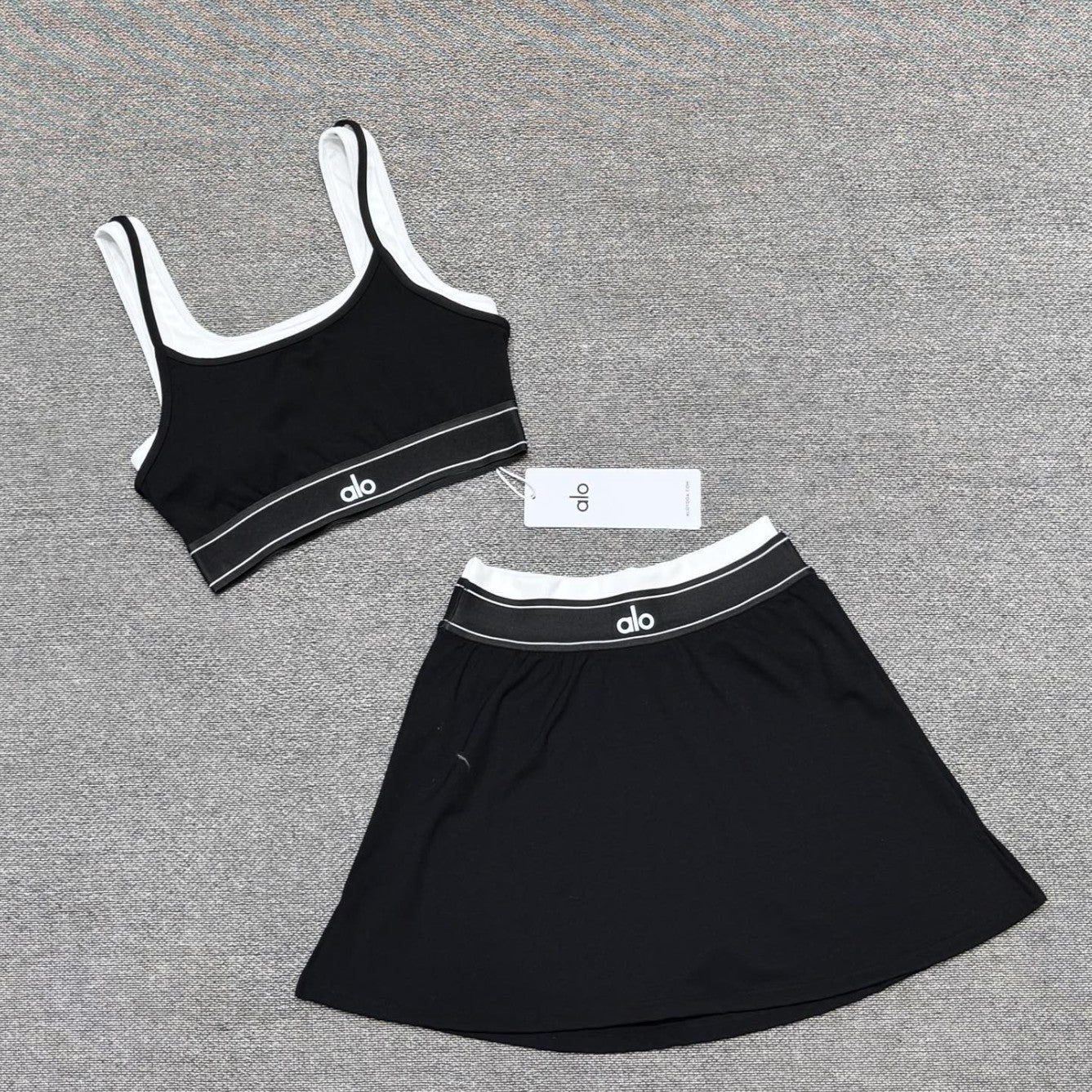 Conjunto de falda corta de camiseta de yoga en stock, deportes fitness para correr con almohadillas de sujetador, conjunto de sujetador de dos piezas para mujer