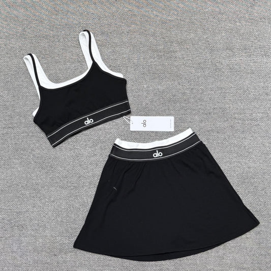 Conjunto de falda corta de camiseta de yoga en stock, deportes fitness para correr con almohadillas de sujetador, conjunto de sujetador de dos piezas para mujer