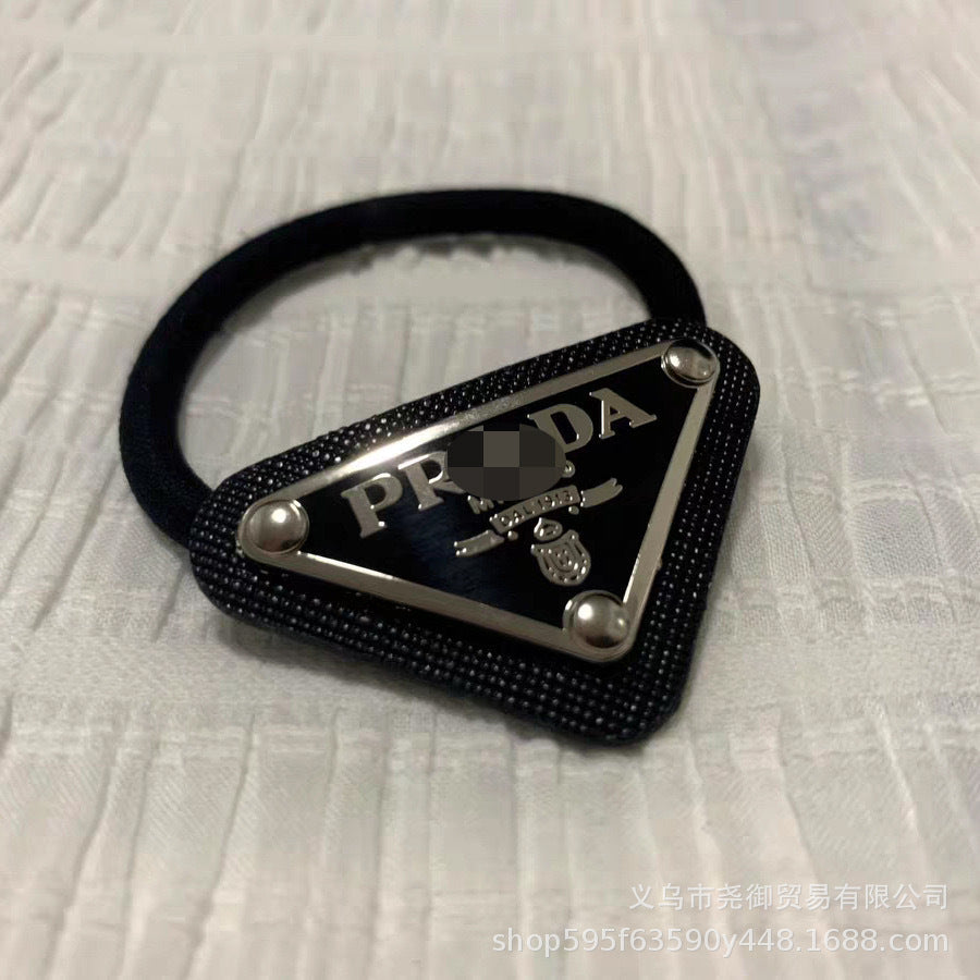 Nueva cinta de cuero de la familia P con etiqueta triangular, pinza, goma para el pelo, broche de flequillo, set de tres piezas P, goma clásica para la cabeza