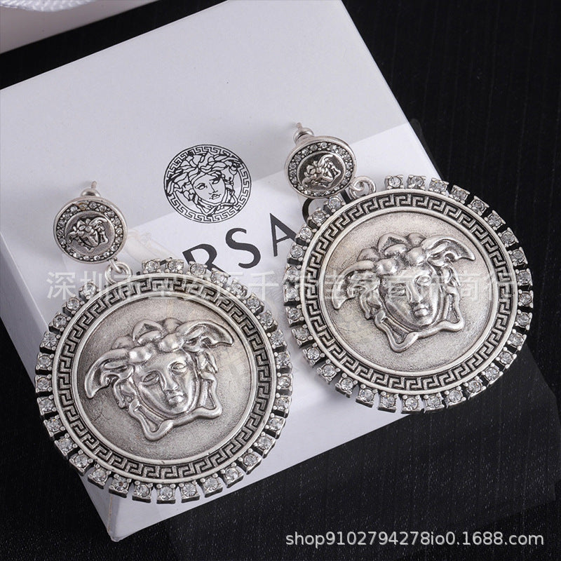 Colección de pendientes Man Family Medusa: pendientes de perla incrustados con diamantes, estilo personalizado extravagante, pendientes ligeros y lujosos