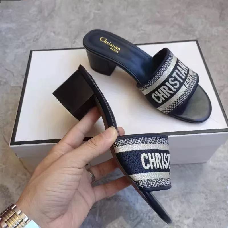 Comercio Exterior 2026 Nuevo D. Inicio Monograma Zapatillas de tacón grueso bordadas para ropa exterior de mujer, sandalias de tacón plano casuales playa famosas en Internet